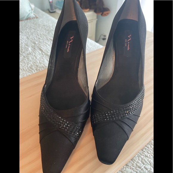 Black satin pumps with applicay - Picture 1 of 5